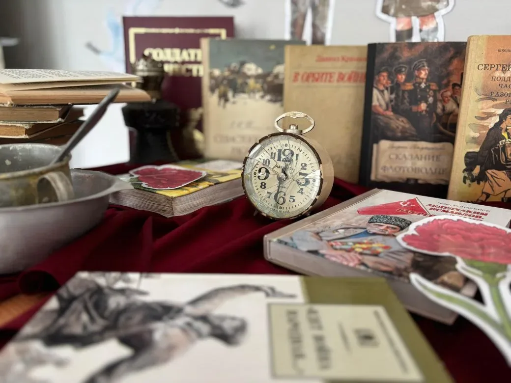 📚🇷🇺 С началом недели в нашей школе была открыта тематическая выставка книг, посвящённая событиям Вел