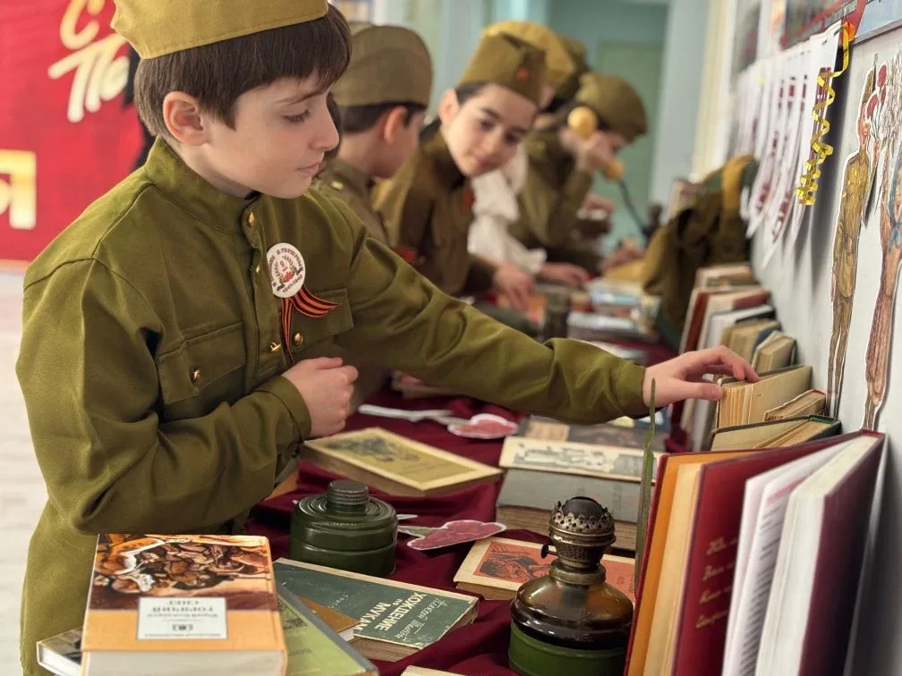 📚🇷🇺 С началом недели в нашей школе была открыта тематическая выставка книг, посвящённая событиям Вел