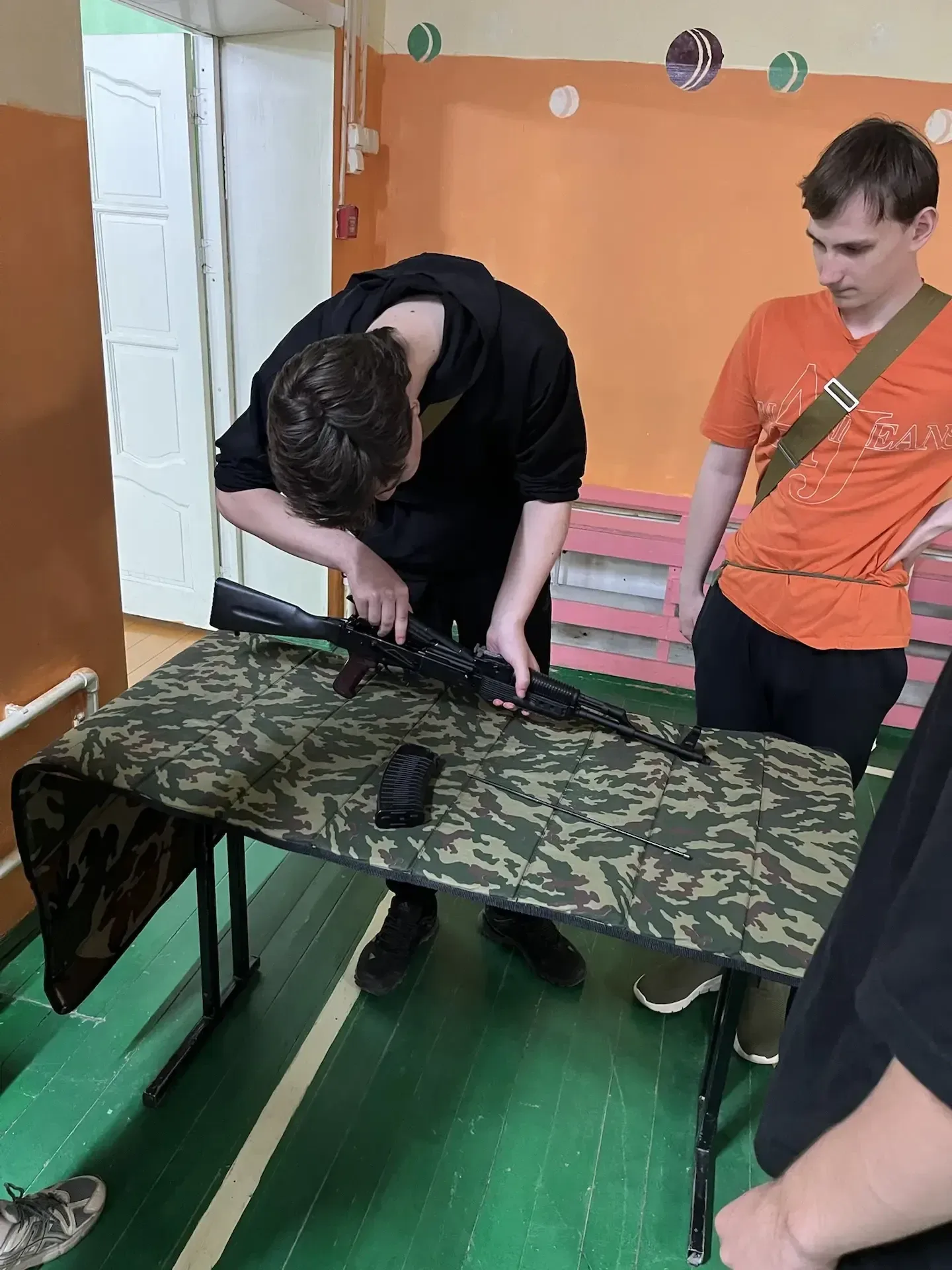 Военизированные сборы. В нашей школе для юношей 10 класса проходят военизированные сборы. Ребята пог