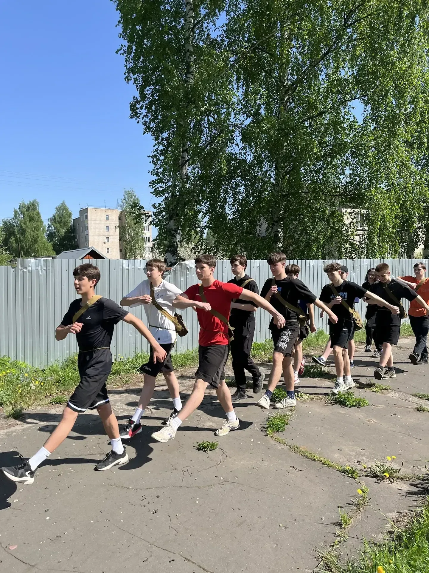 Военизированные сборы. В нашей школе для юношей 10 класса проходят военизированные сборы. Ребята пог