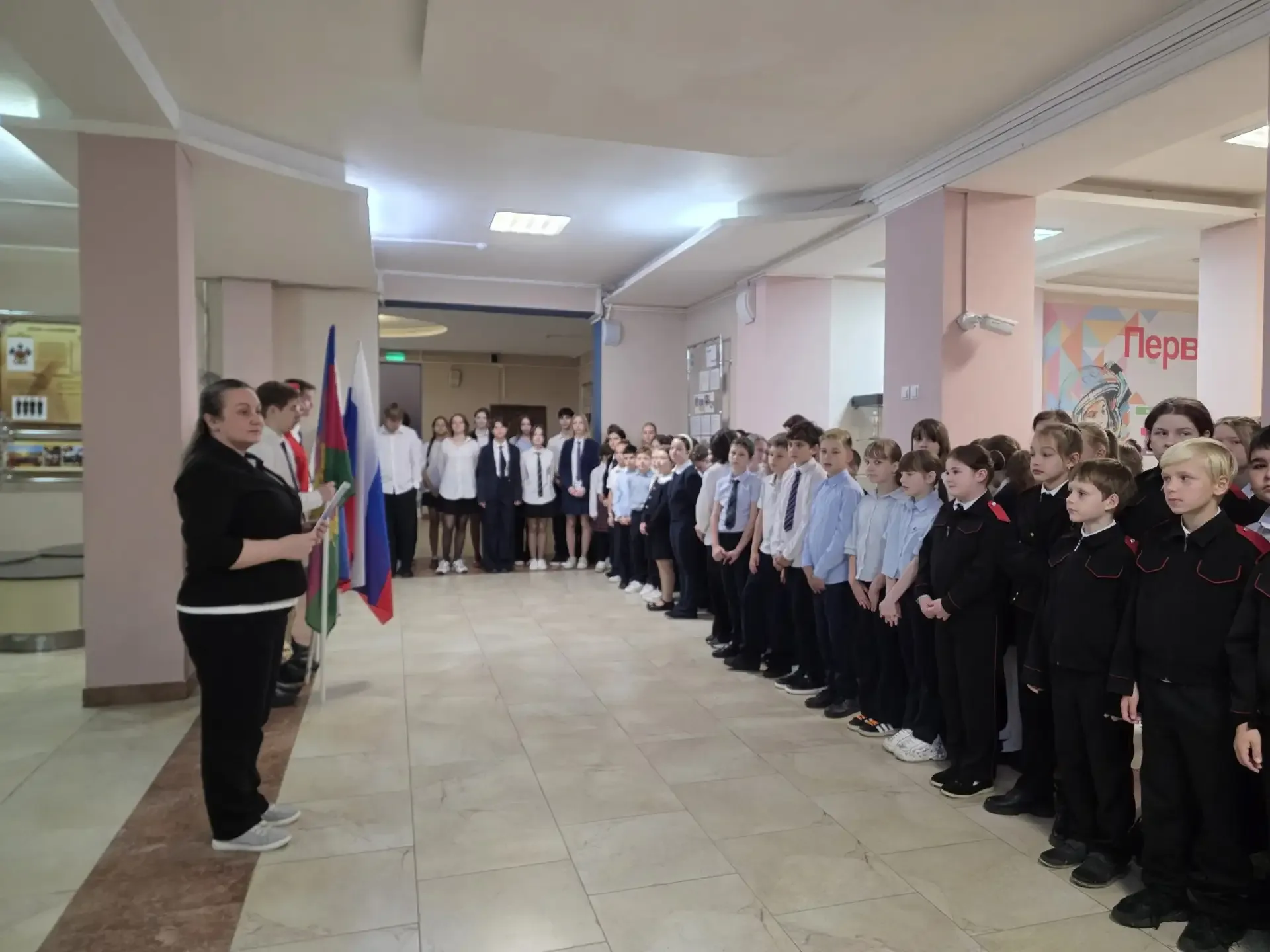 Сегодня прошла традиционная еженедельная торжественная линейка. На этот раз говорили о важном: о Меж