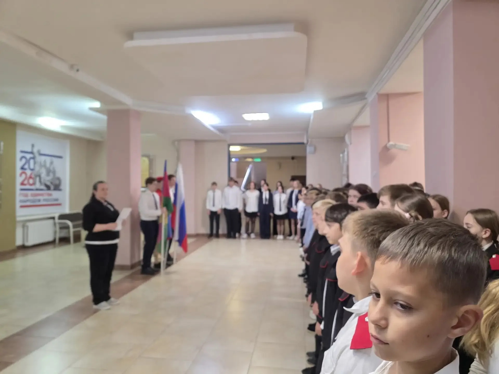 Сегодня прошла традиционная еженедельная торжественная линейка. На этот раз говорили о важном: о Меж