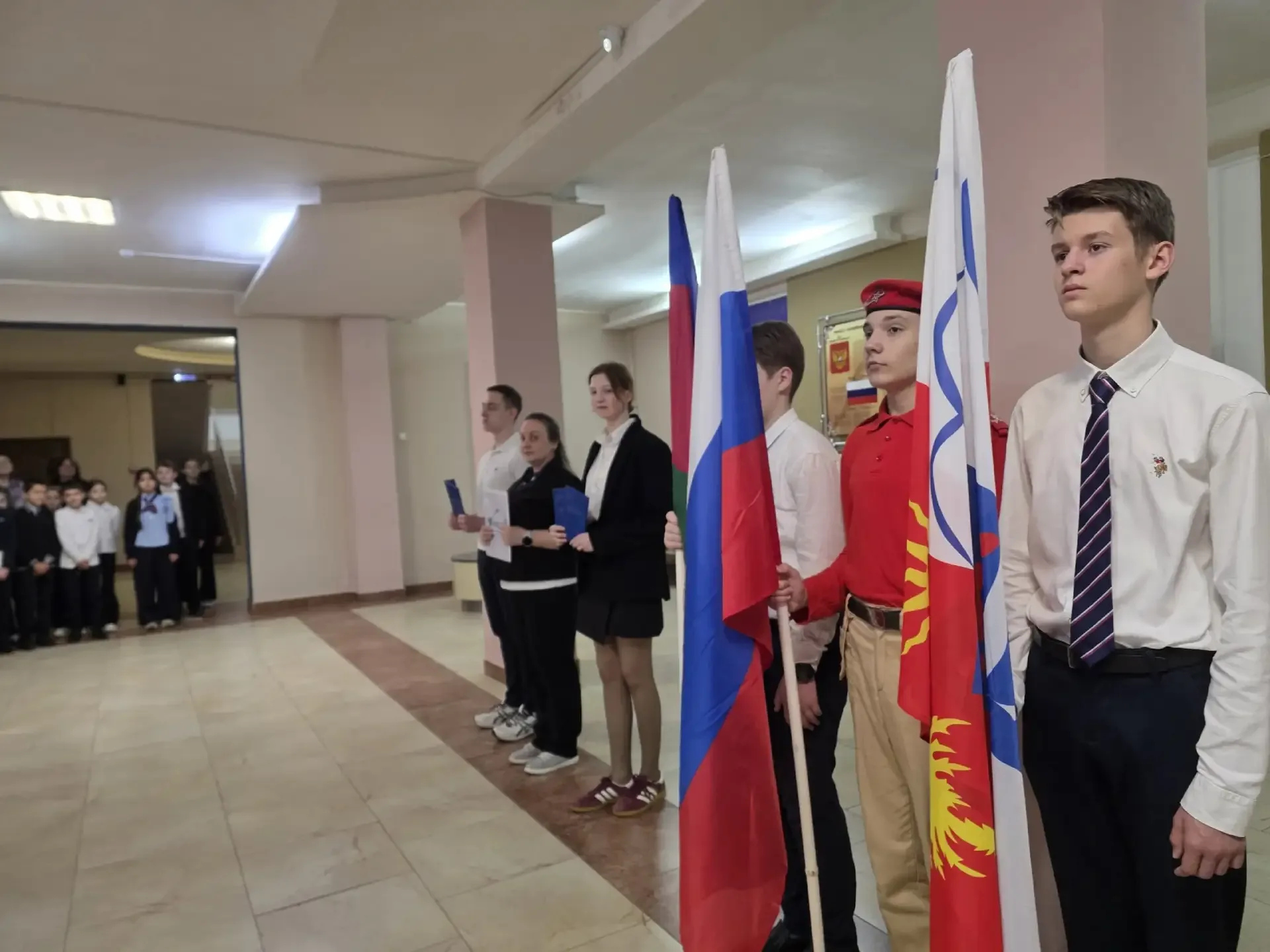 Сегодня прошла традиционная еженедельная торжественная линейка. На этот раз говорили о важном: о Меж