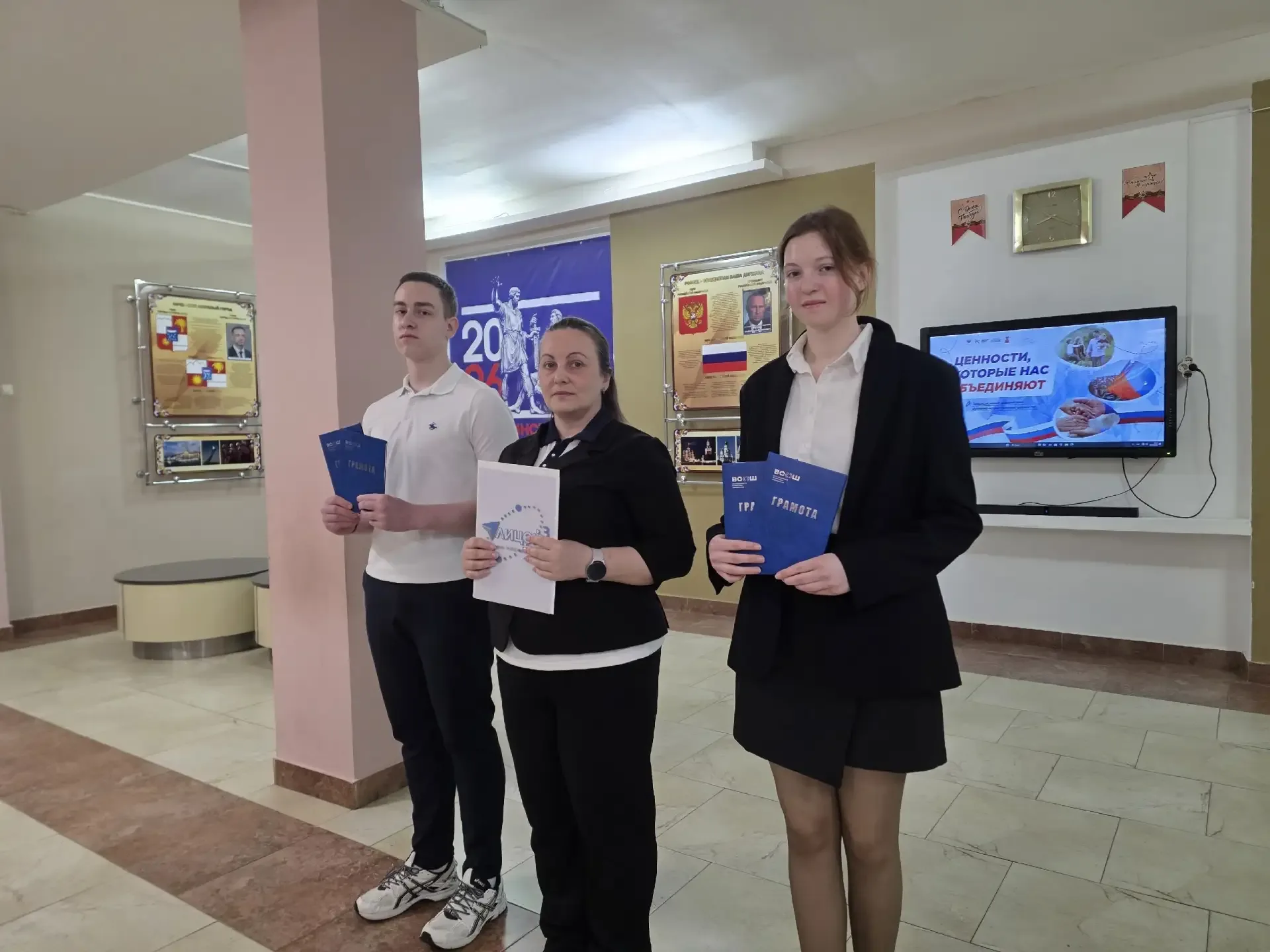 Сегодня прошла традиционная еженедельная торжественная линейка. На этот раз говорили о важном: о Меж