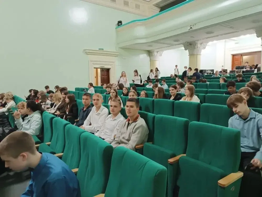 11а посетил спектакль в ДК Нефтехимиков "Дорогая Елена Сергеевна". Ребята остались под сильным впеча