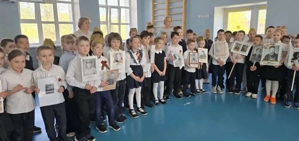 Обучающиеся школы с гордостью и уважением почтили память героев, которые сражались за нашу свободу. 