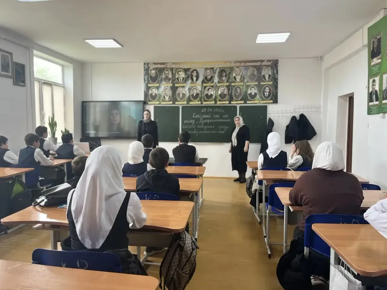В школе прошли классные часы на важную тему «Профилактика деструктивного поведения среди несовершенн