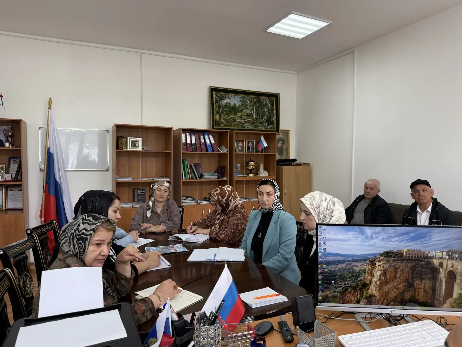 Каждый понедельник в нашей школе проходит совещание под руководством директора. На этих встречах обс