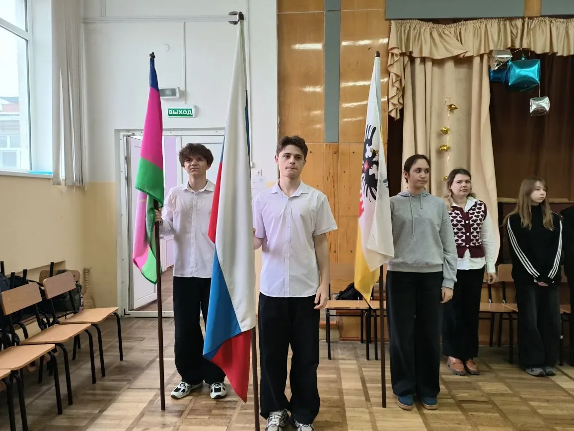 04.05.2026г. **Внос государственных флагов**  Советник директора вместе с волонтёрами провели торжес