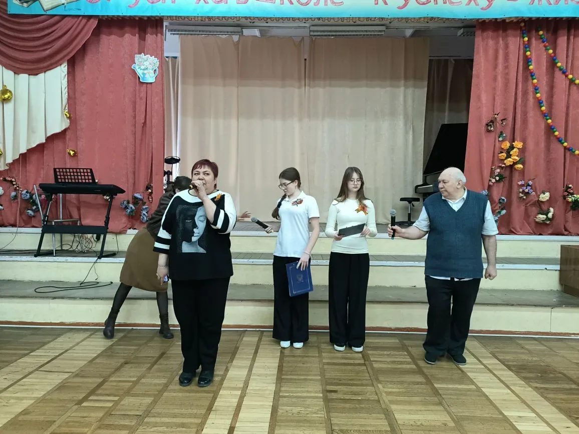 04.05.2026г. **Внос государственных флагов**  Советник директора вместе с волонтёрами провели торжес