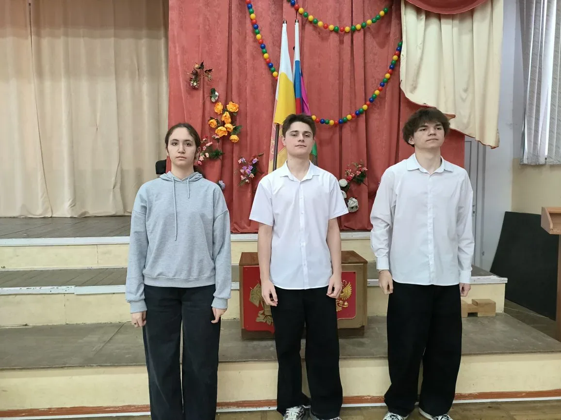 04.05.2026г. **Внос государственных флагов**  Советник директора вместе с волонтёрами провели торжес
