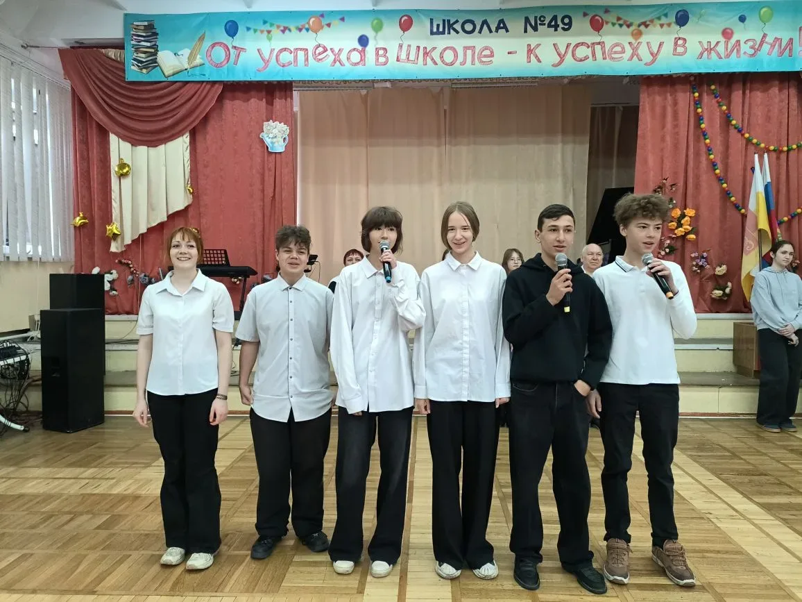 04.05.2026г. **Внос государственных флагов**  Советник директора вместе с волонтёрами провели торжес