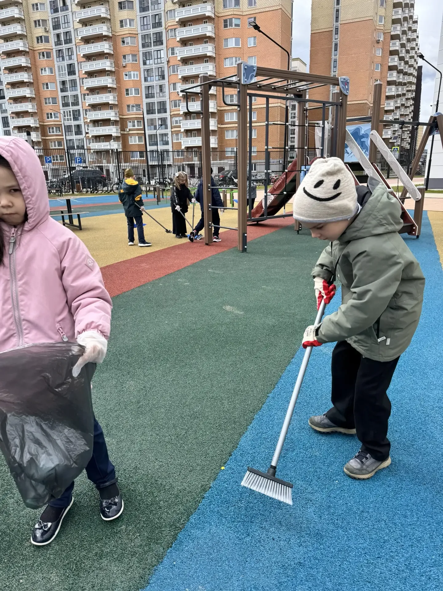 ☀️ Весна, солнце и… уборка всей школой! Наши замечательные первоклассники из 1 «Н» класса решили отм