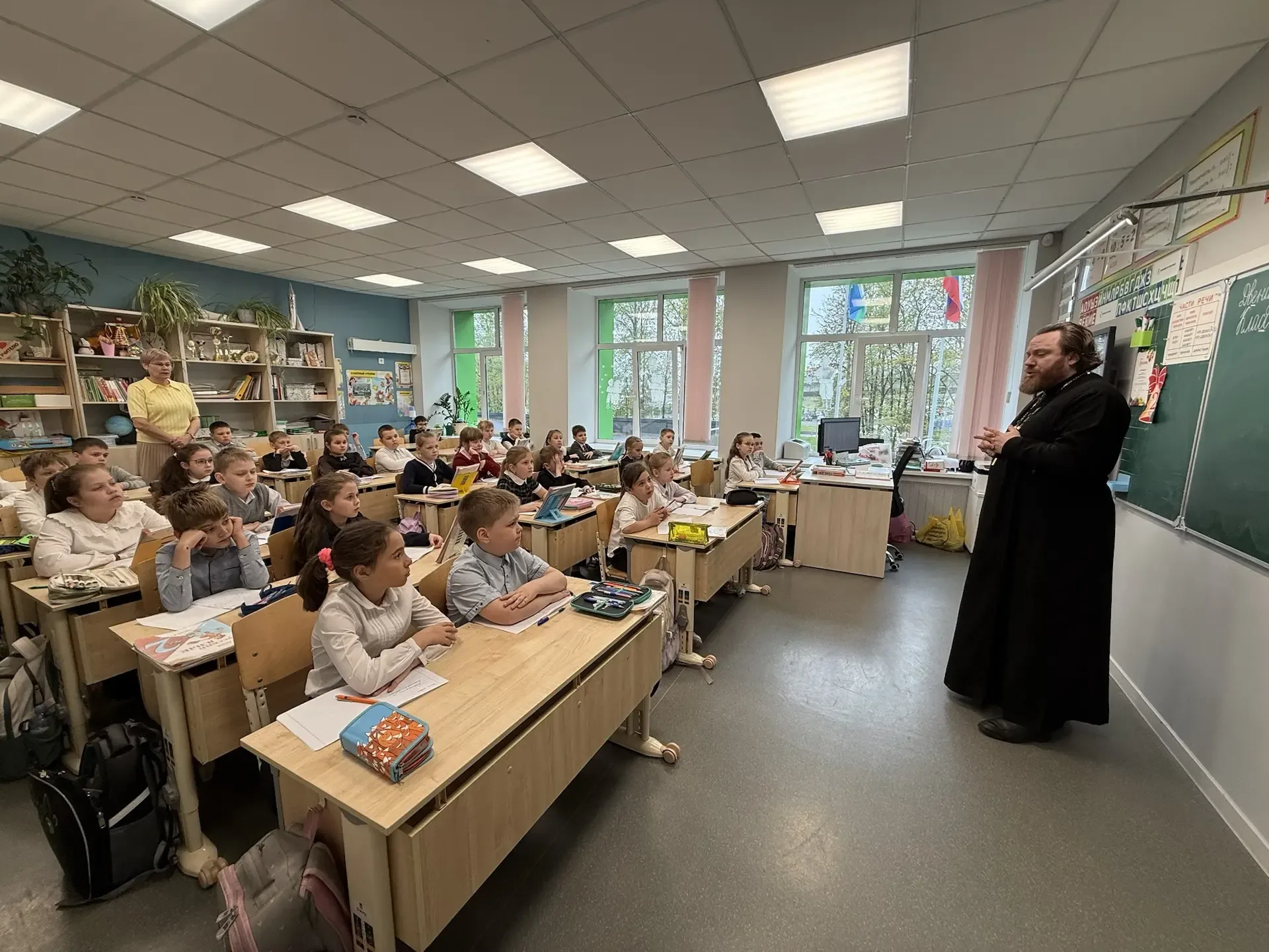 В Введенском отделении начальные классы посетил отец Михаил. Встреча была посвящена празднику Пасхи.