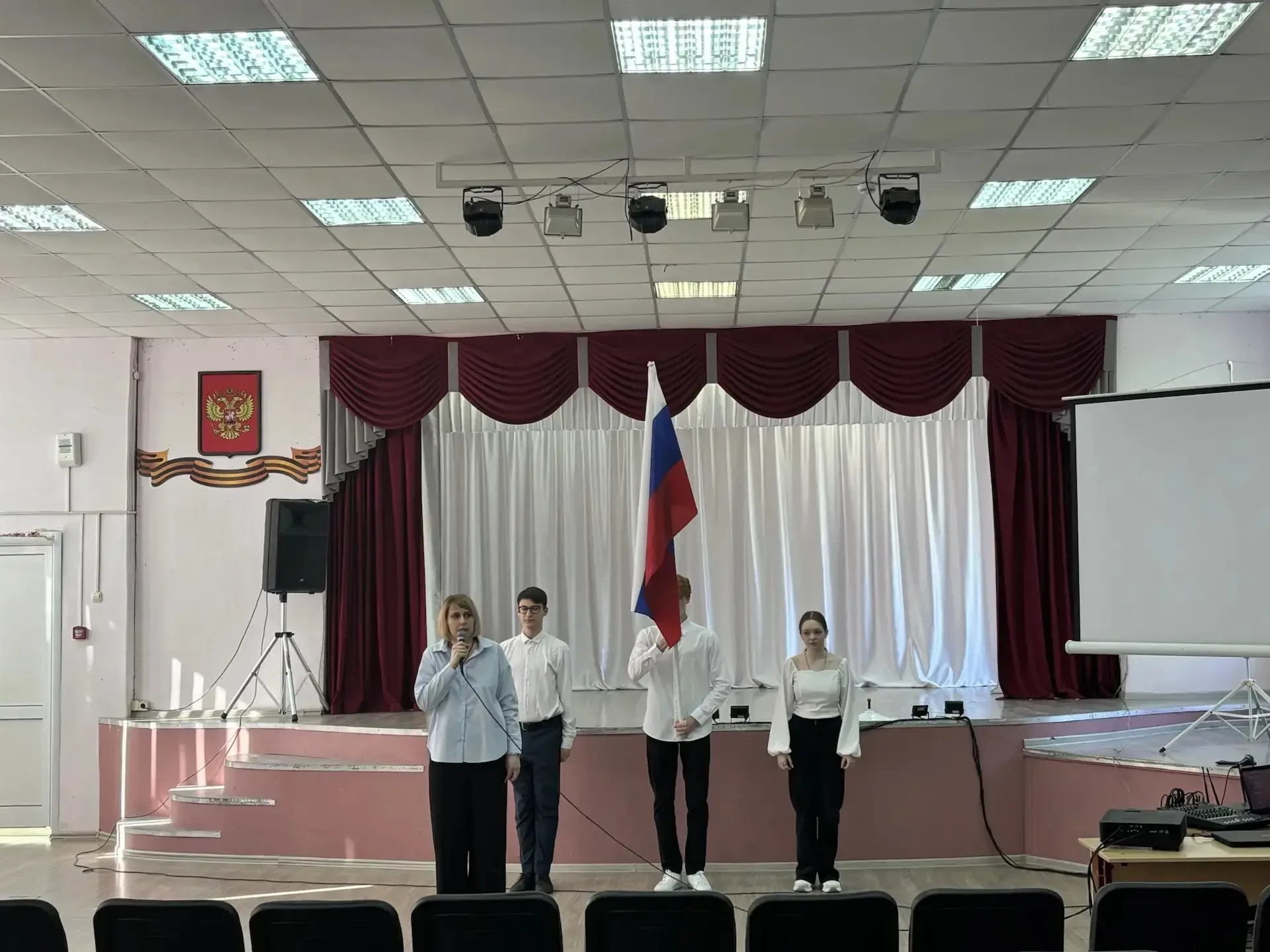 Сегодня  учащиеся 9 классов собрались в актовом зале на Торжественный вынос и установку флага Россий