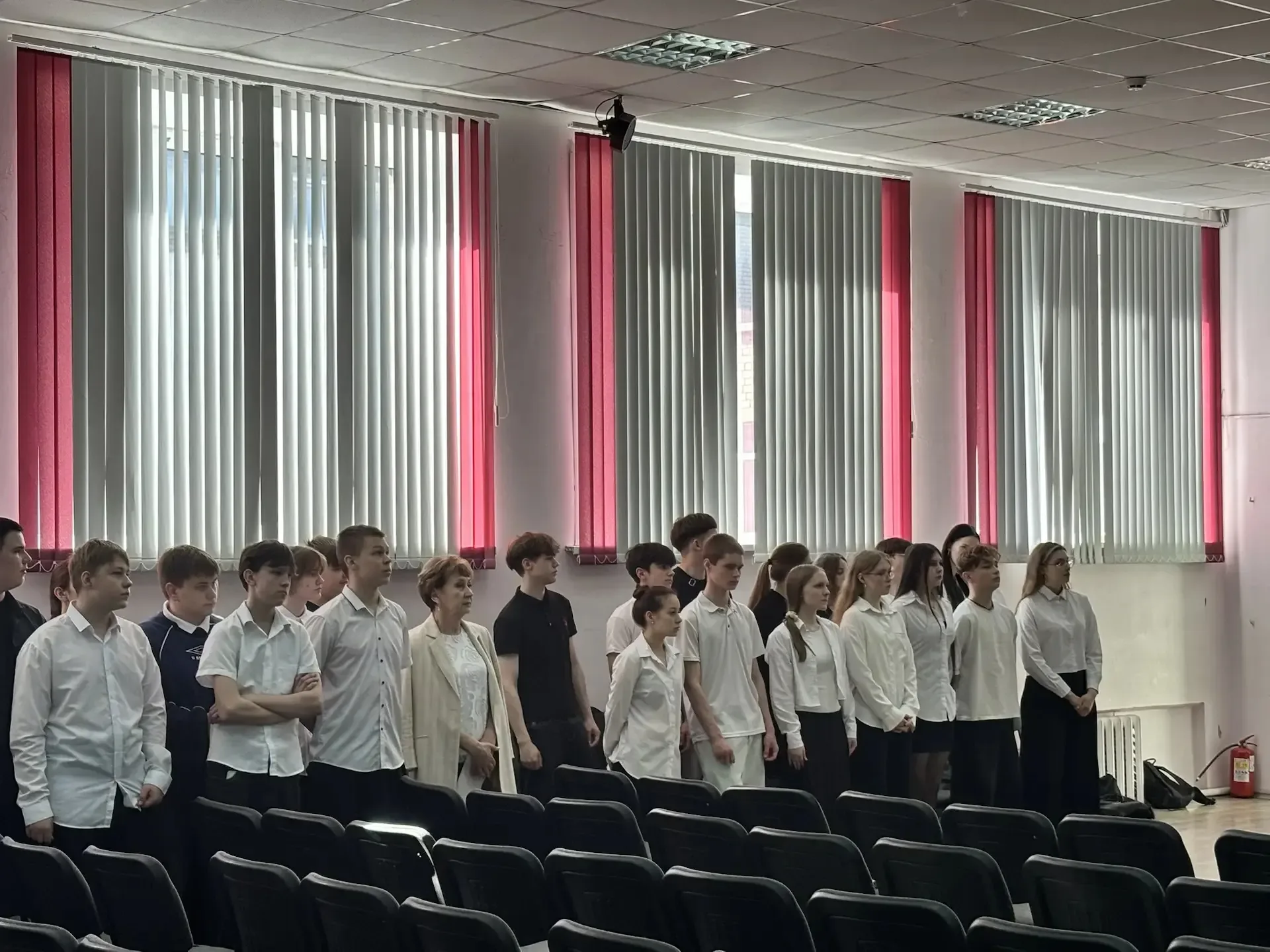 Сегодня  учащиеся 9 классов собрались в актовом зале на Торжественный вынос и установку флага Россий