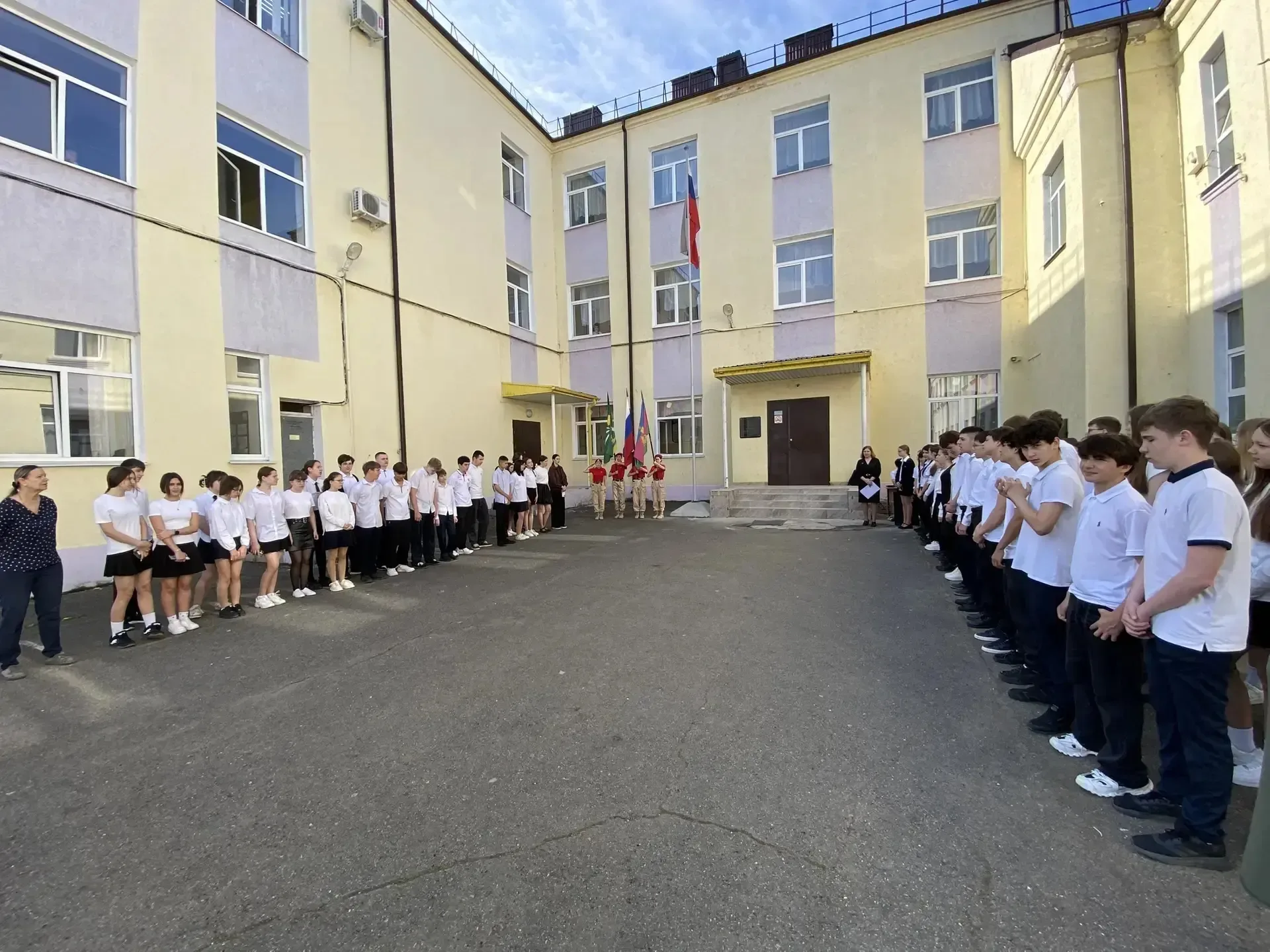 ❤ Ценности, которые помогают нам быть вместе 🇷🇺 Понедельник в школе начался с традиционной линейки, 
