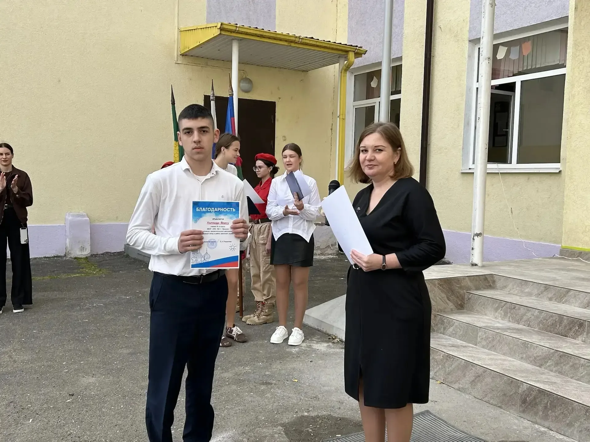 ❤ Ценности, которые помогают нам быть вместе 🇷🇺 Понедельник в школе начался с традиционной линейки, 