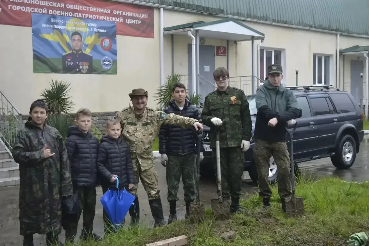Юнармейский отряд школы №25 принял участие в благоустройстве памятных мест  📆2 мая юнармейский отряд