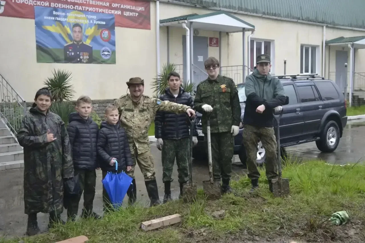 Юнармейский отряд школы №25 принял участие в благоустройстве памятных мест  📆2 мая юнармейский отряд