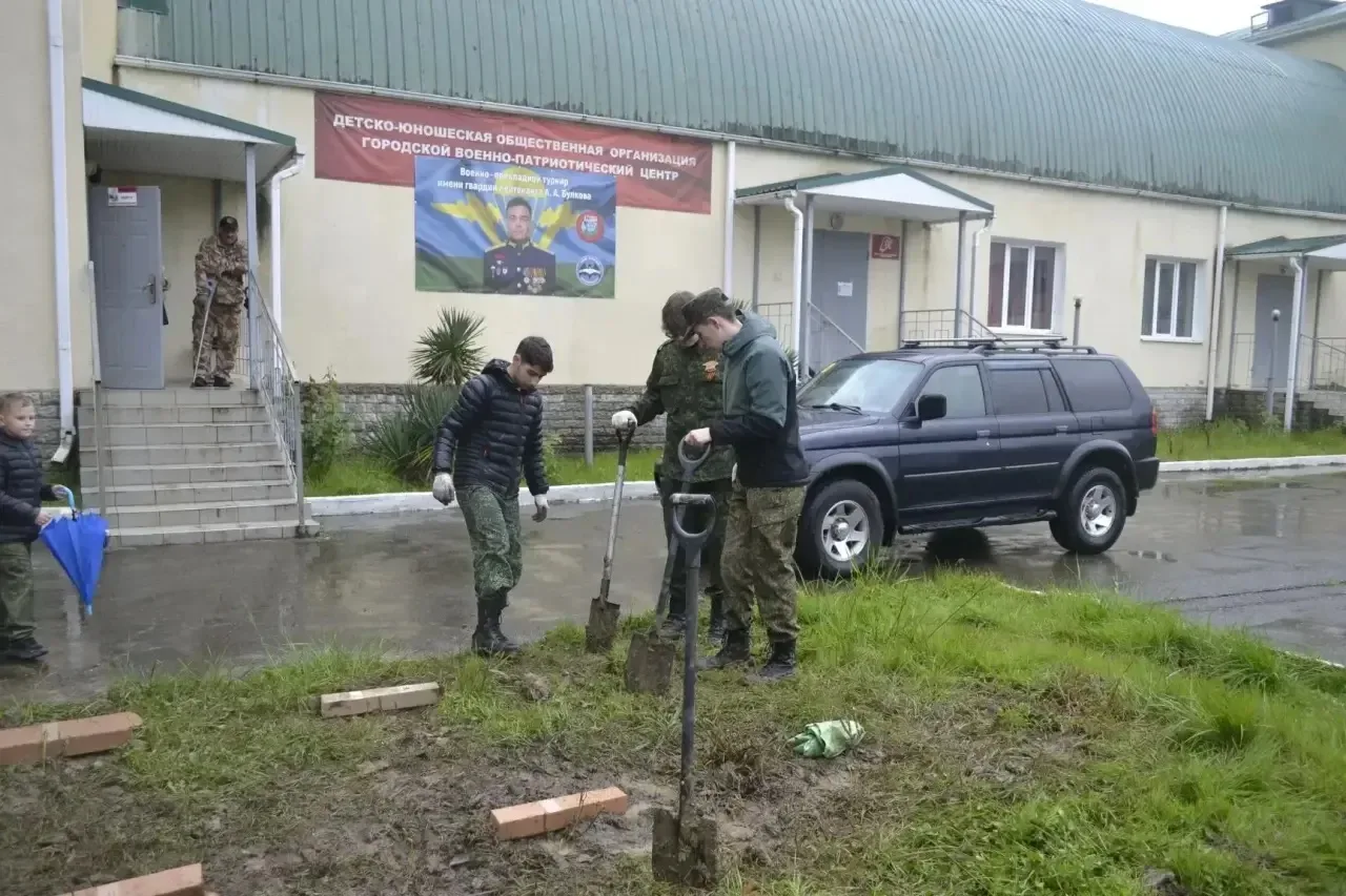 Юнармейский отряд школы №25 принял участие в благоустройстве памятных мест  📆2 мая юнармейский отряд