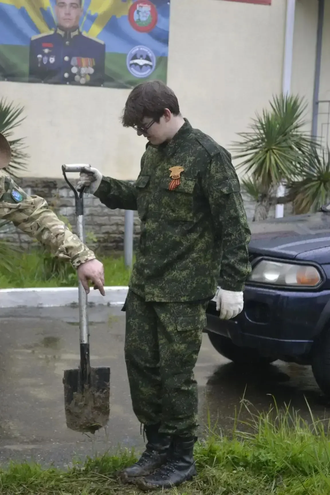 Юнармейский отряд школы №25 принял участие в благоустройстве памятных мест  📆2 мая юнармейский отряд