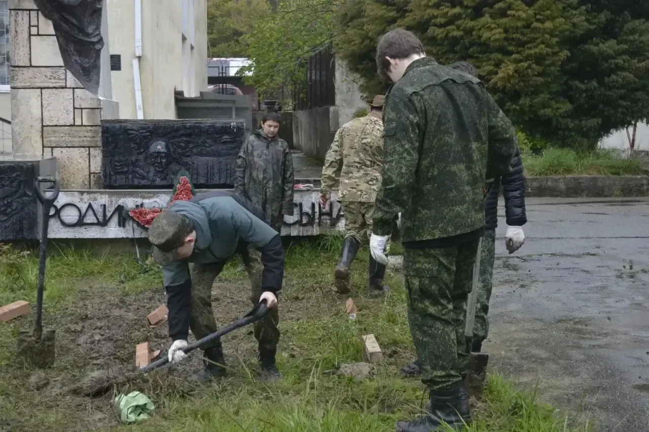 Юнармейский отряд школы №25 принял участие в благоустройстве памятных мест  📆2 мая юнармейский отряд
