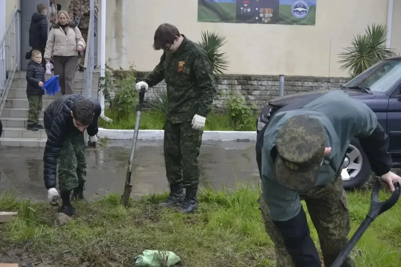 Юнармейский отряд школы №25 принял участие в благоустройстве памятных мест  📆2 мая юнармейский отряд
