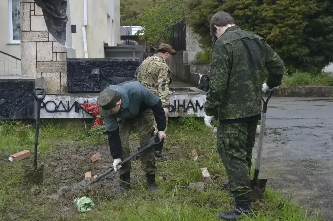 Юнармейский отряд школы №25 принял участие в благоустройстве памятных мест  📆2 мая юнармейский отряд