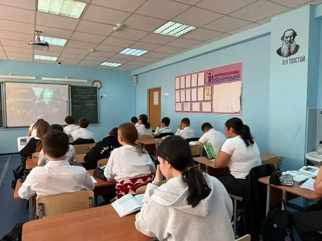 🎬 «Потомки победителей» — фильм, который объединяет поколения!  Ко Дню Победы в нашей школе прошёл п