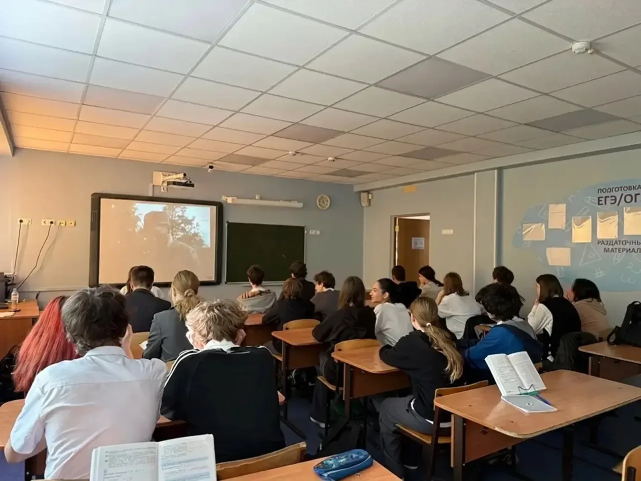 🎬 «Потомки победителей» — фильм, который объединяет поколения!  Ко Дню Победы в нашей школе прошёл п