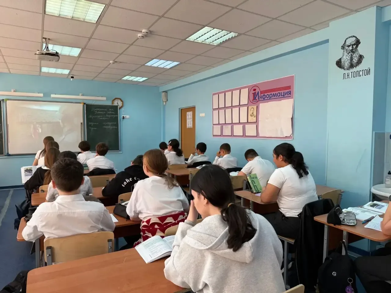 🎬 «Потомки победителей» — фильм, который объединяет поколения!  Ко Дню Победы в нашей школе прошёл п