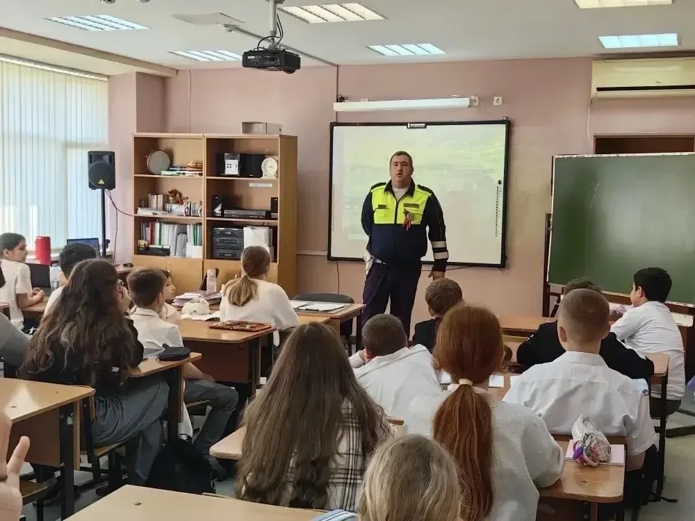 🚔 Безопасность на дороге — забота каждого!  На днях в нашей школе состоялась важная и полезная встре