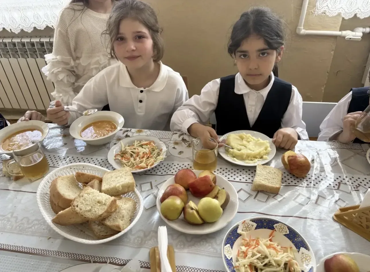 🍽️✨ Горячее школьное питание — это залог здоровья и хорошего настроения наших детей! 🏫❤️ Важно, чтоб