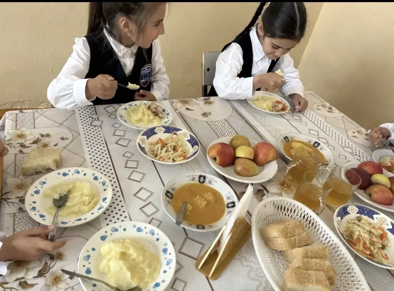 🍽️✨ Горячее школьное питание — это залог здоровья и хорошего настроения наших детей! 🏫❤️ Важно, чтоб
