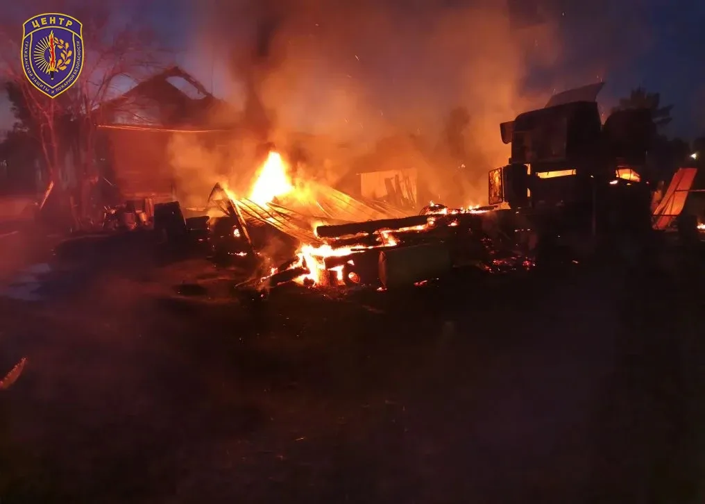 📍В ночном пожаре в Косицино огонь уничтожил гараж и веранду жилого дома  Ночью в селе Косицино Тамбо