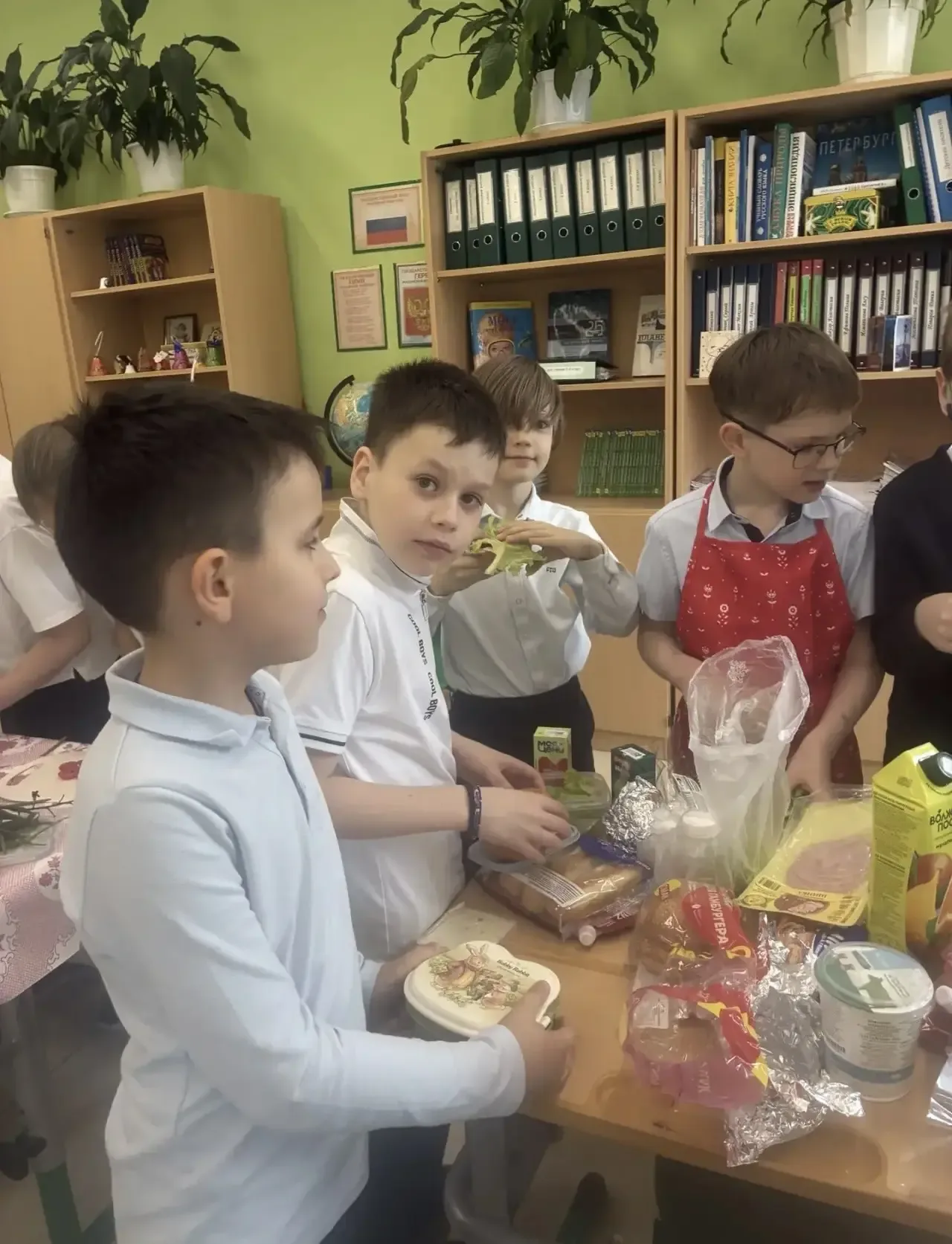 🌱«Что за зелень у окна? Ведь за окном у нас зима. Поговаривают, что лук Полезен от семи недуг. Учени