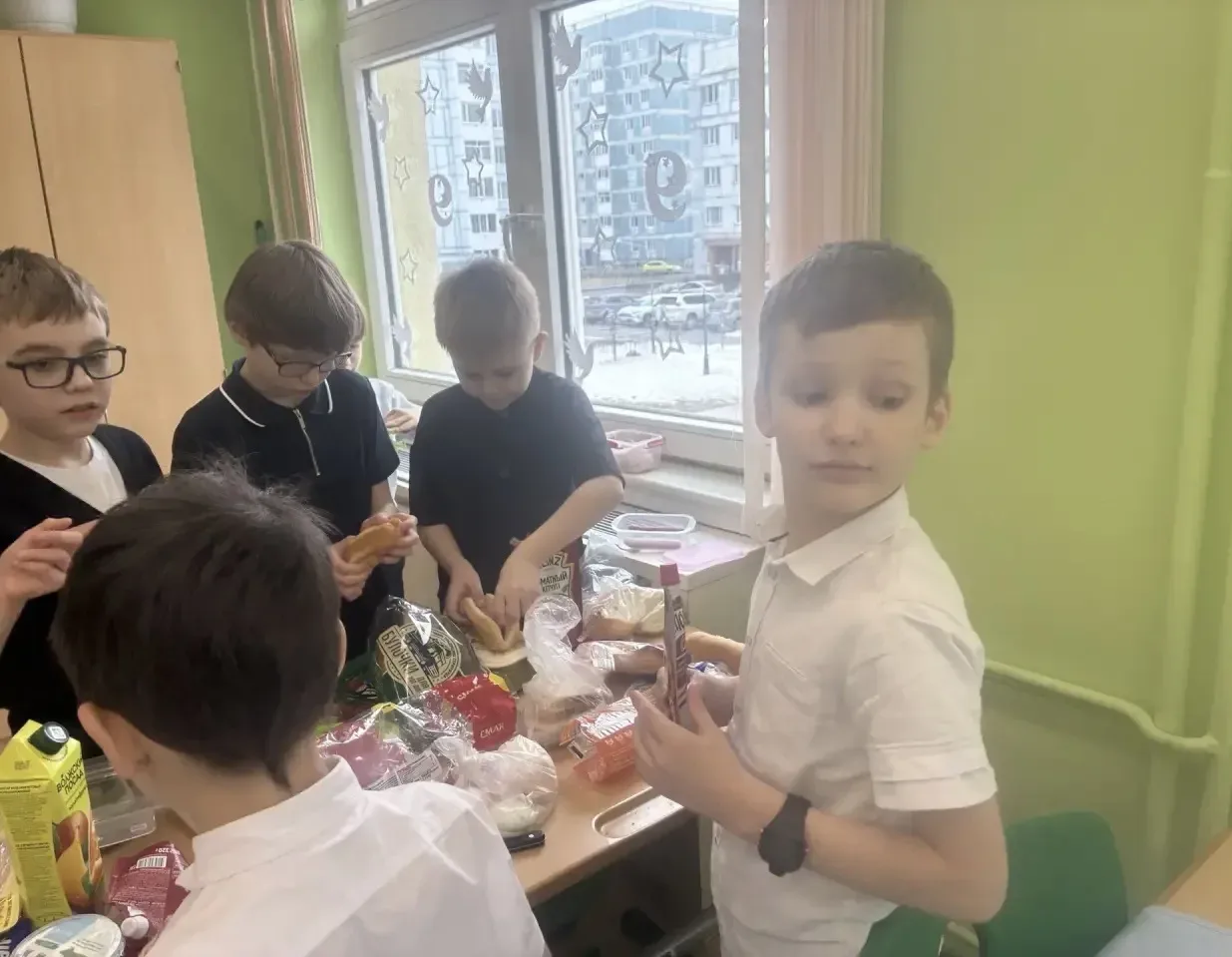 🌱«Что за зелень у окна? Ведь за окном у нас зима. Поговаривают, что лук Полезен от семи недуг. Учени