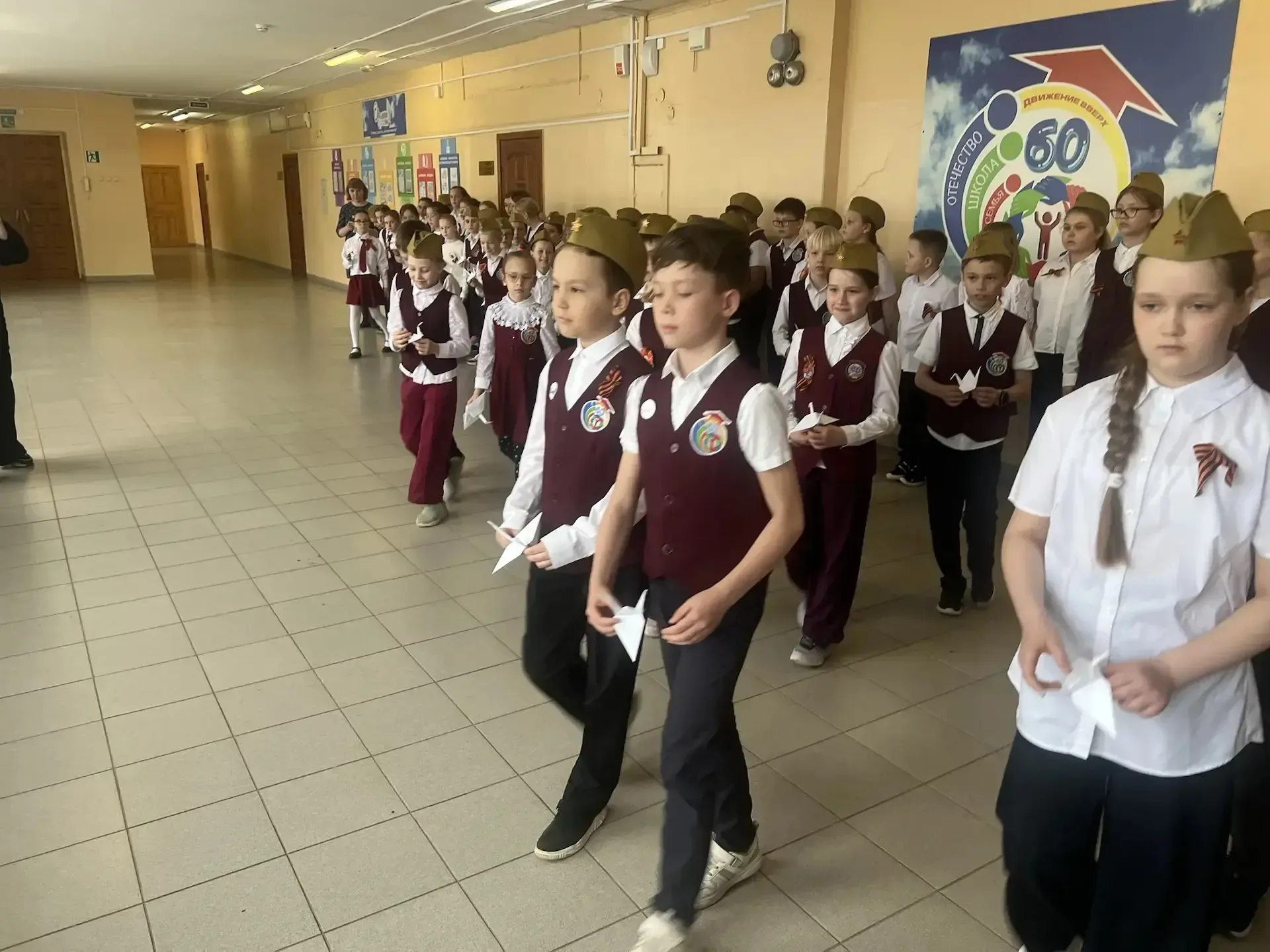 🇷🇺ТОРЖЕСТВЕННАЯ ЛИНЕЙКА ПАМЯТИ🎖  🇷🇺8 мая, накануне Дня Победы, в нашей школе для учащихся прошла тор