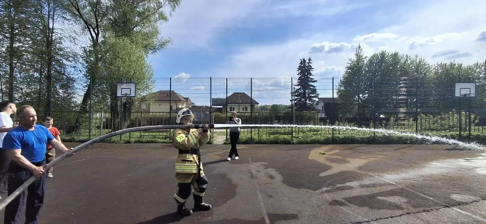 🧑‍🚒 Юные участники туристического слёта освоили навыки пожаротушения  15 мая сотрудники отдельного п