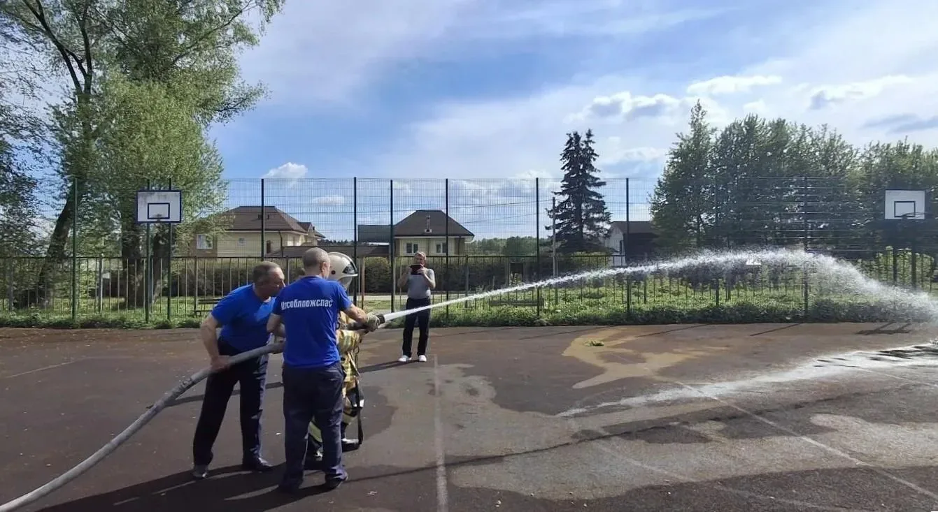 🧑‍🚒 Юные участники туристического слёта освоили навыки пожаротушения  15 мая сотрудники отдельного п