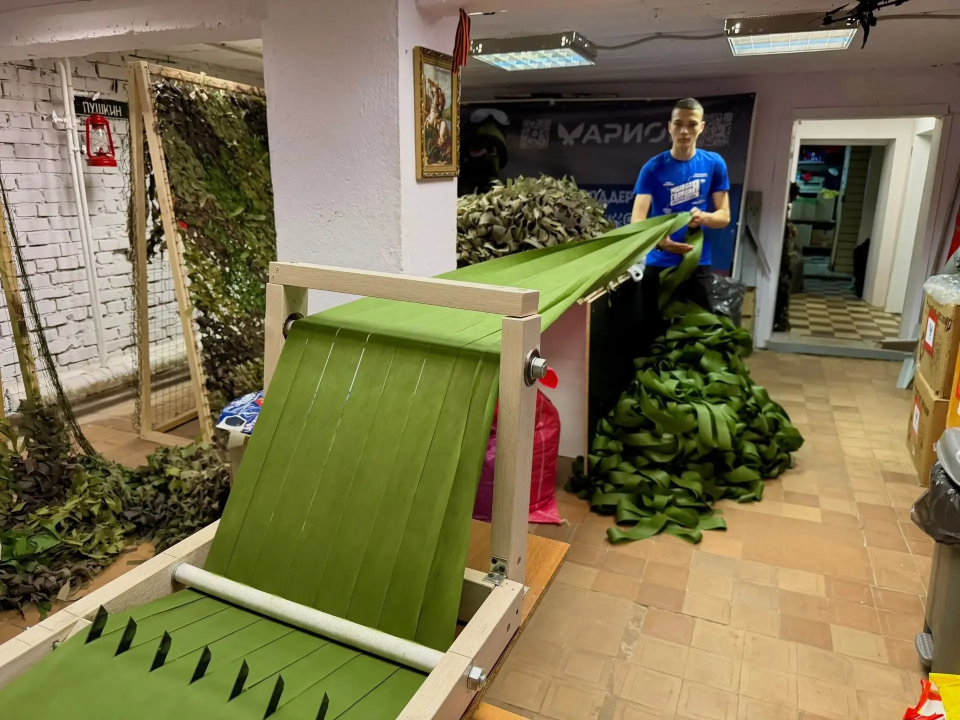 ✅ Каждый может помочь: в Ступино волонтёры приглашают желающих плести маскировочные сети  Активисты 