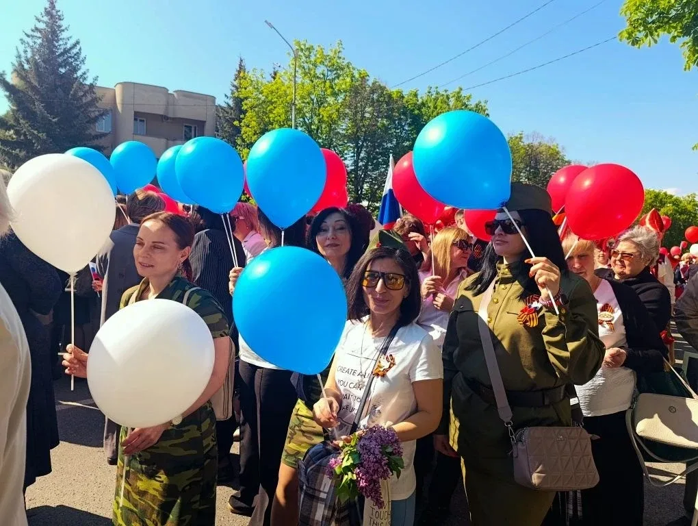 Коллектив МБОУ СОШ №9 принял участие в праздничном Параде, посвящённом Дню Победы. Это важное и знач