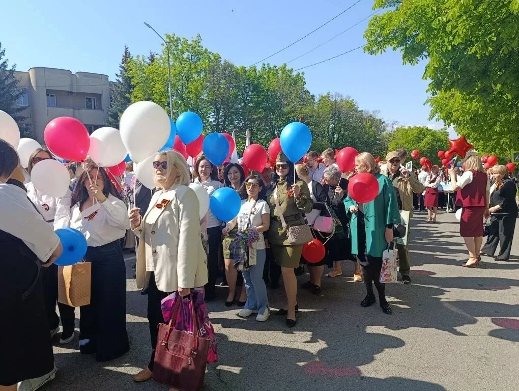 Коллектив МБОУ СОШ №9 принял участие в праздничном Параде, посвящённом Дню Победы. Это важное и знач