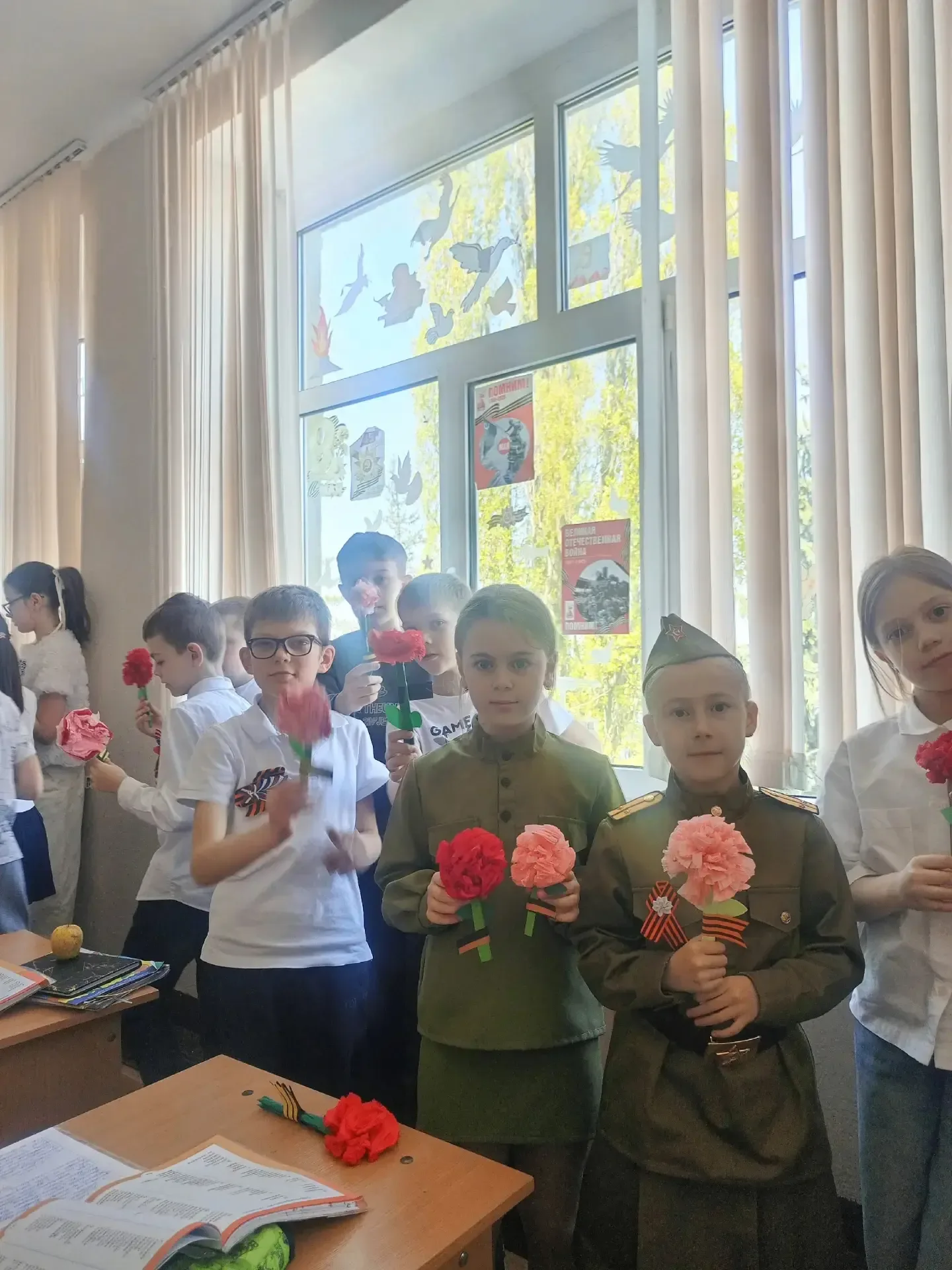 Школьные окна сегодня говорят.  Говорят на языке Памяти. Георгиевские ленты, фигурки журавлей, слова