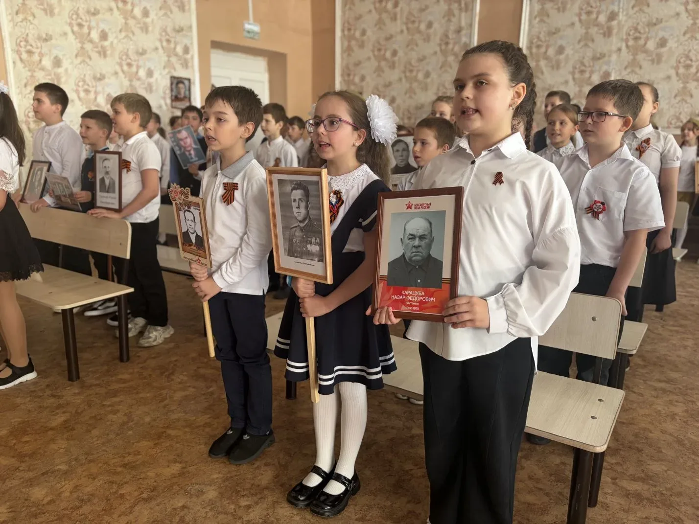 🕯 Бессмертный полк в нашей школе: помним, гордимся!   Сегодня на школьной линейке ученики вспомнили 