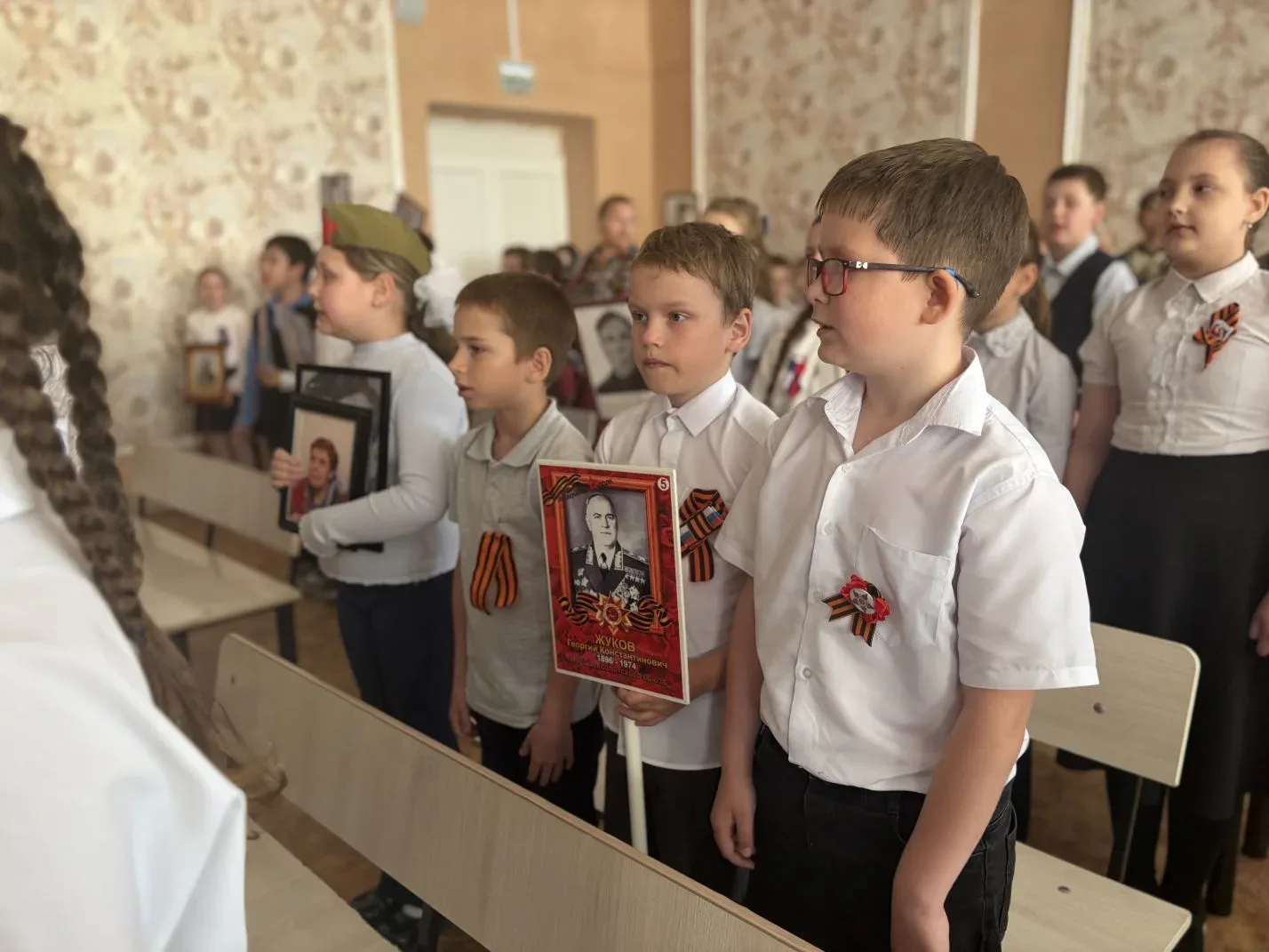 🕯 Бессмертный полк в нашей школе: помним, гордимся!   Сегодня на школьной линейке ученики вспомнили 