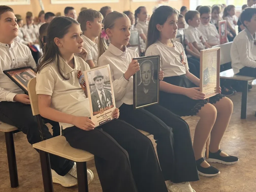 🕯 Бессмертный полк в нашей школе: помним, гордимся!   Сегодня на школьной линейке ученики вспомнили 