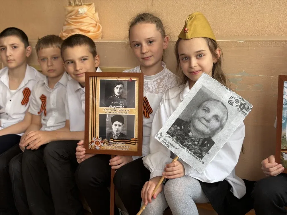 🕯 Бессмертный полк в нашей школе: помним, гордимся!   Сегодня на школьной линейке ученики вспомнили 