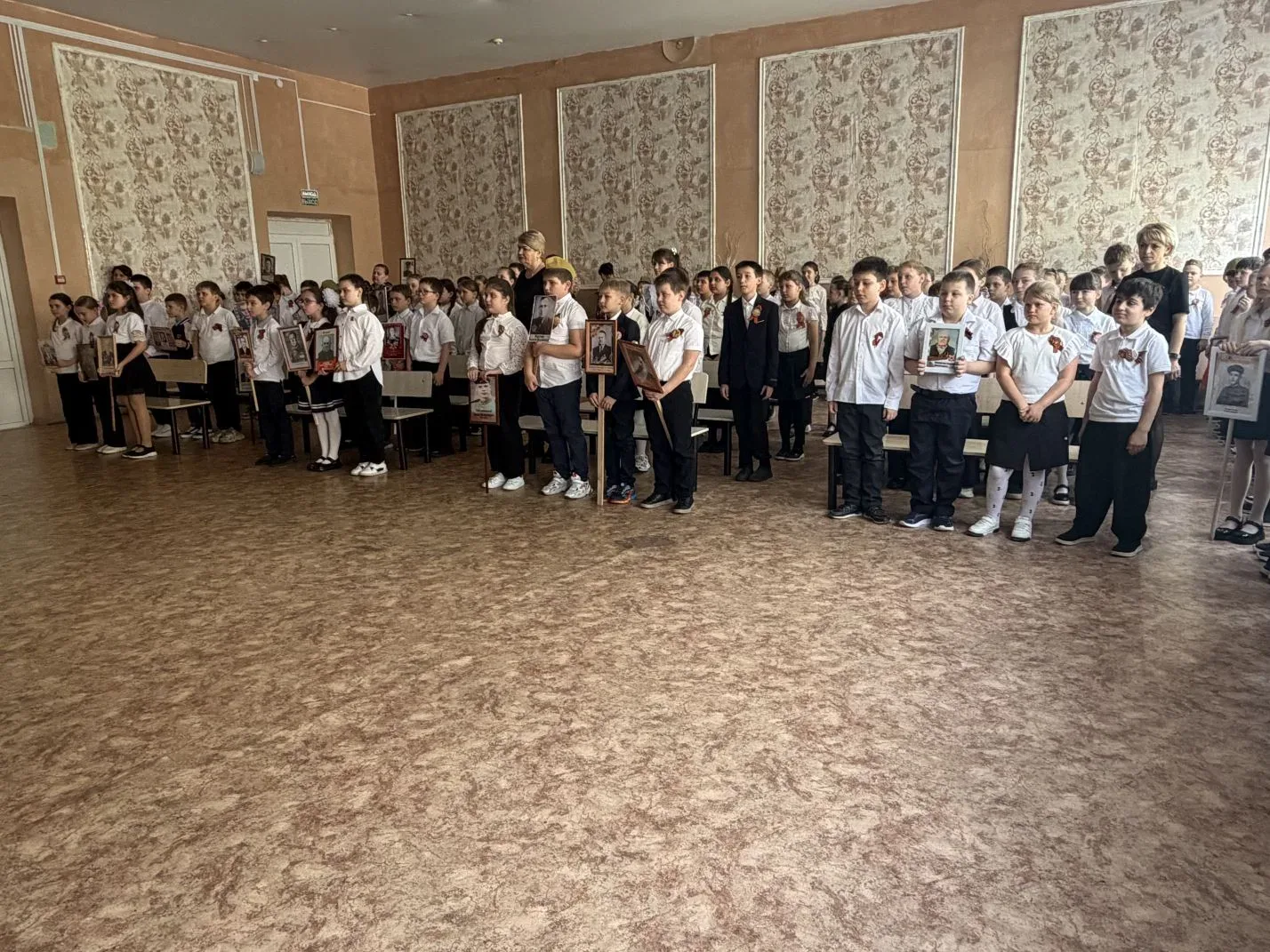 🕯 Бессмертный полк в нашей школе: помним, гордимся!   Сегодня на школьной линейке ученики вспомнили 